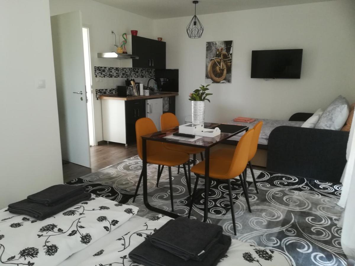Edina Vendeghaz-Gyenesdias Apartment Bagian luar foto