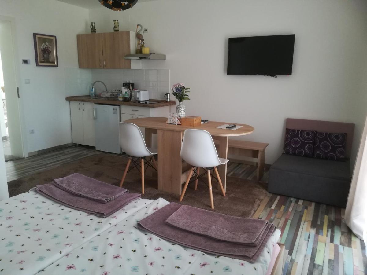 Edina Vendeghaz-Gyenesdias Apartment Bagian luar foto