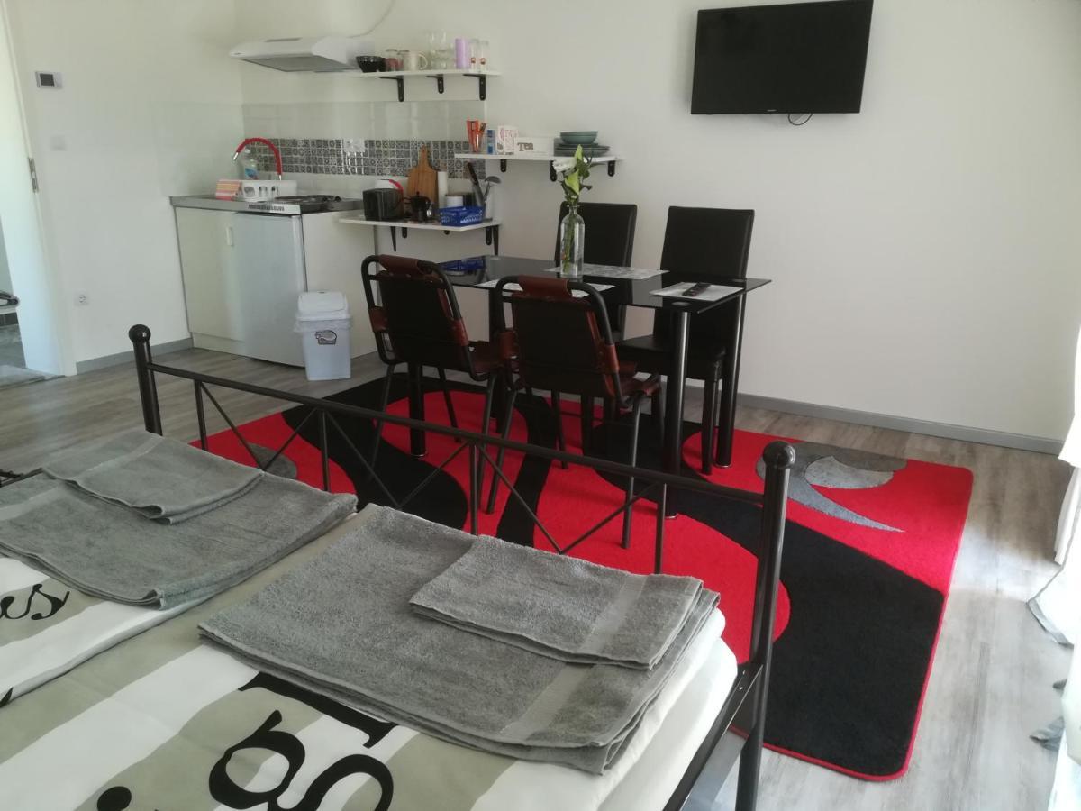 Edina Vendeghaz-Gyenesdias Apartment Bagian luar foto