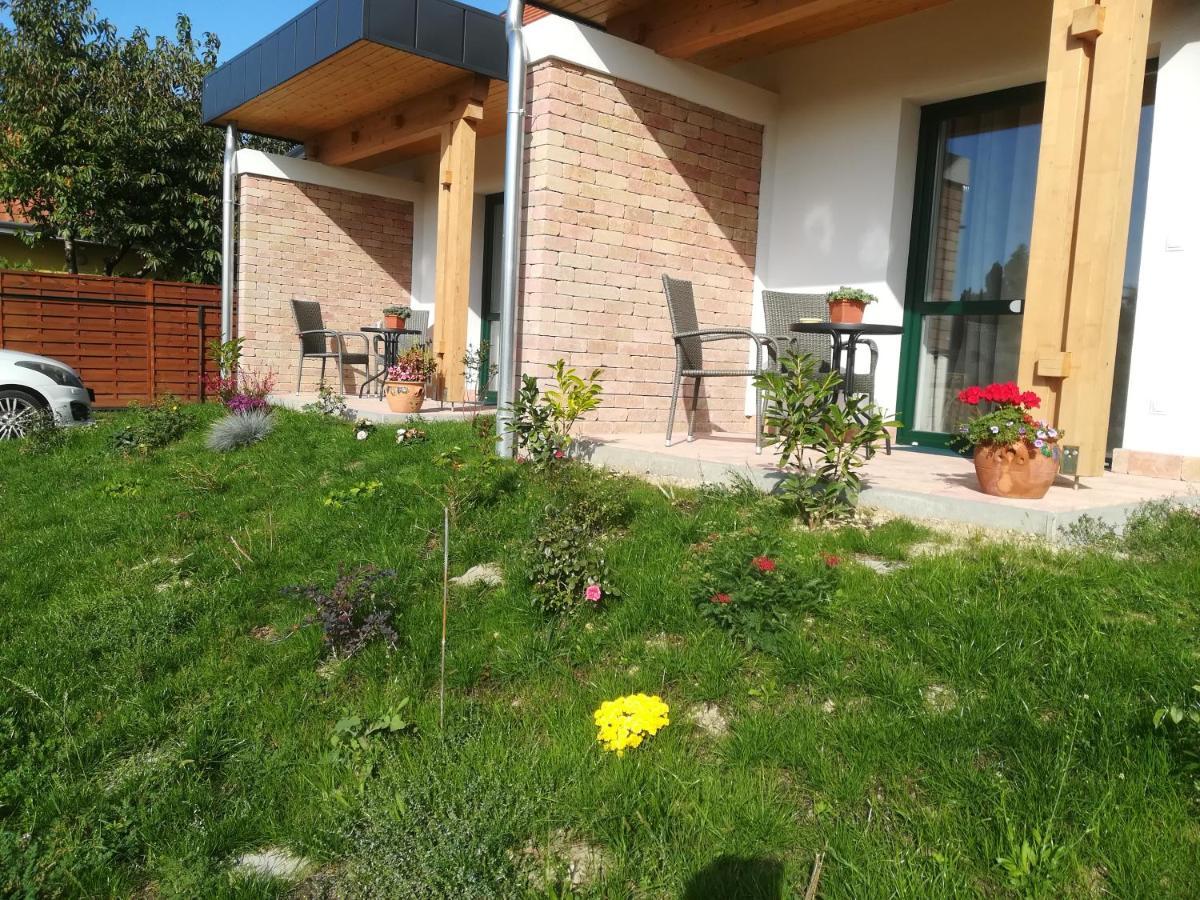Edina Vendeghaz-Gyenesdias Apartment Bagian luar foto